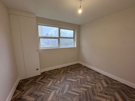 3 Bed Flat, Ecclestone Place, HA9 - Photo 2