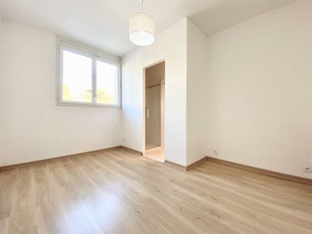Location Maison 4 pièces 101m² ST GENIS LAVAL 69230 - Photo 4