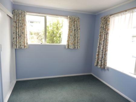 Warm & Comfortable Two-Bedroom Flat Close to Amenities - Photo 3