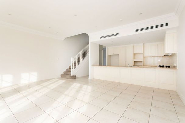 A classic beauty offering a cosmopolitan lifestyle! - Photo 1