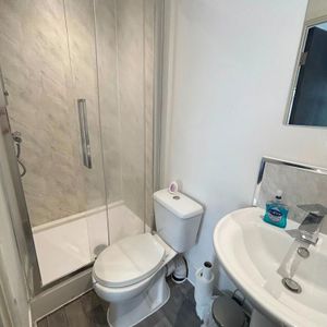 6 bedroom flat share to rent - Photo 3