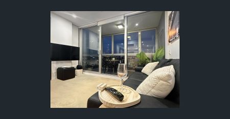 Fully Furnished Top-Floor Apartment with Indoor Pool - Photo 3