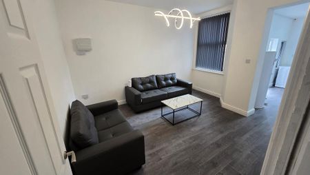 4 bedroom semi-detached house to rent - Photo 2