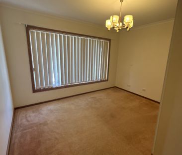 35 Cuthbert Circuit, Wanniassa, ACT 2903 - Photo 3