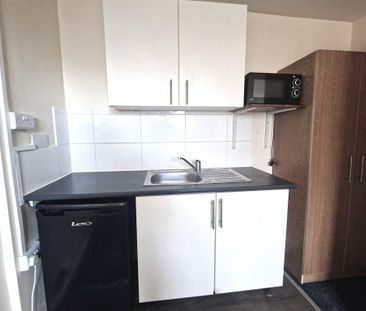 1 bedroom in a house share to rent - Photo 3