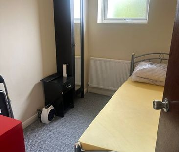Room in a Shared House, Queens Road, E11 - Photo 5