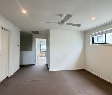 Large & Modern three bedroom Family Home! - Photo 4