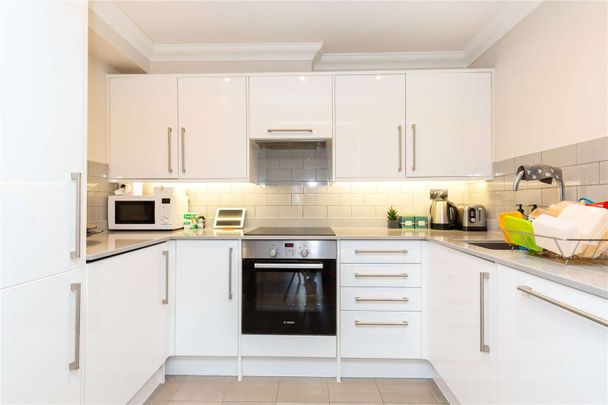 Stunning one bedroom split level apartment set within a striking church conversion in the heart of Angel. - Photo 1