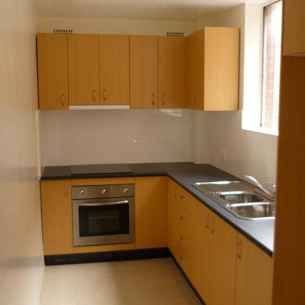 2 BED APARTMENT - PARKING - MASCOT CENTRAL - Photo 1