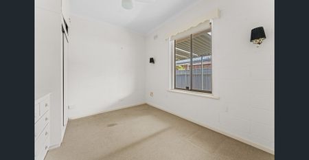 Freshly painted beachside unit with rear yard & 3rd room! - Photo 5