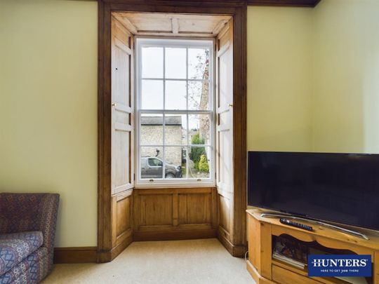 4 bedroom Flat To Let - Photo 1