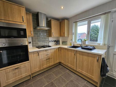 3 bedroom semi-detached house to rent - Photo 2