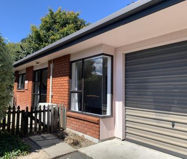 Modern unit close to town and hospital! - Photo 1