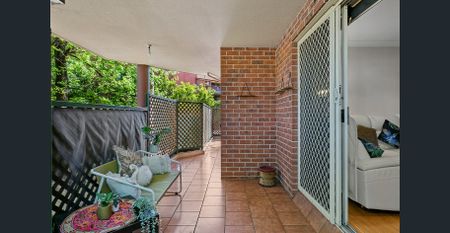 Sophisticated and spacious apartment a walk from ameneties - Photo 3