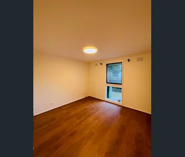 Updated 2 bedroom Unit, Within Walking Distance To Eltham Station - Photo 2