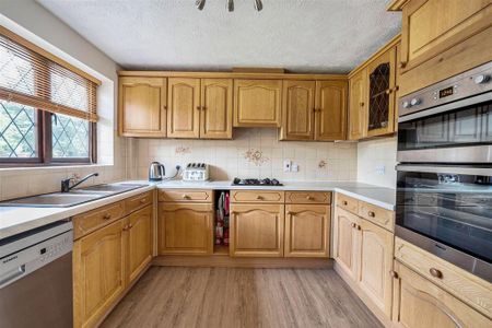 5 bedroom detached house to rent - Photo 2