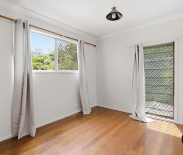 Spacious Tri-Level Home in a Quiet, Leafy Street 🌿 - Photo 4