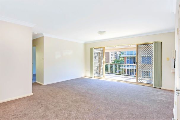 Bright & Breezy Two Bedroom Apartment - Photo 1