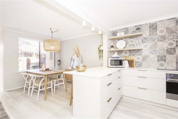 🏡 Elegant Hamptons-Inspired 3-Bedroom Townhouse in Claremont - Photo 1