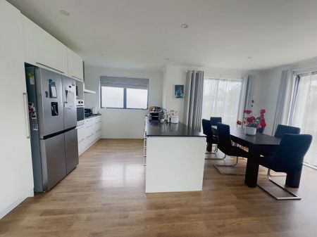 Spacious 4-Bedroom Family Home in Prime Massey Location – Available - Photo 4