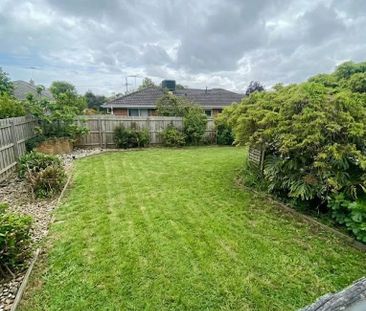 Unbeatable Location! Spacious 5-Bedroom House in Burwood - Photo 6