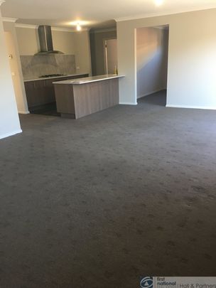 SPACIOUS FAMILY HOME IN THE FANTASTIC MARIOTT WATERS ESTATE. - Photo 1