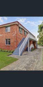 Sunny 2-bedroom unit just minutes from Curl Curl Beach - Photo 4