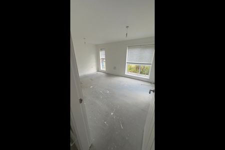 3 Bed Flat, Bank Street, M11 - Photo 3