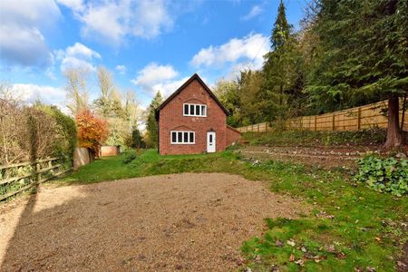 A period cottage which has been finished to an exceptionally high standard - Photo 2