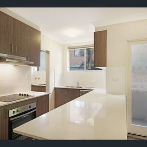 Freshly painted 2 bedroom unit in the heart of merrylands - Photo 2