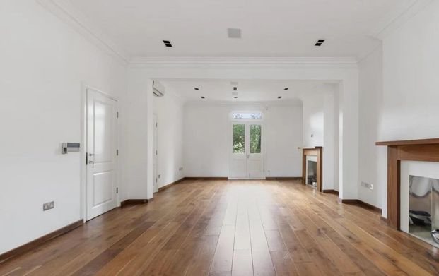 Hamilton Gardens, St Johns Wood London, NW8 - Photo 1