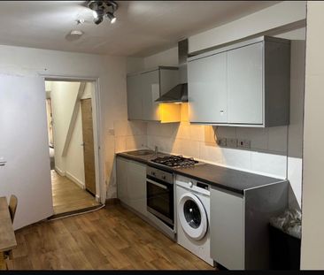2 Bed Flat, London, SW19 - Photo 2