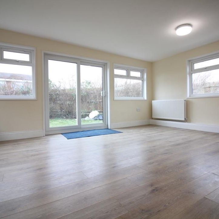 Dudley Road, Feltham - Photo 1