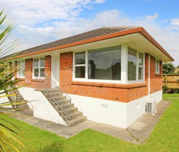 Tidy two bedroom unit with lock up garage - Photo 3