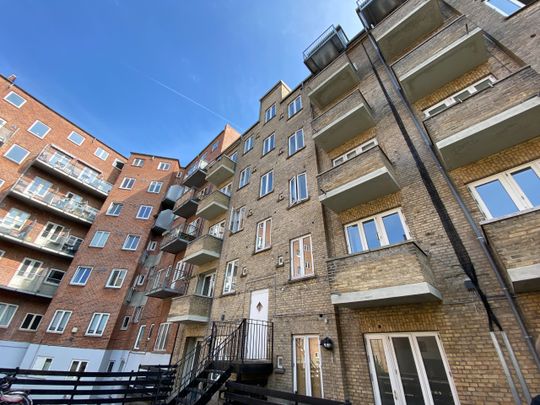 Centraltbeliggende og lys 2-værelses lejlighed med altan - Foto 1