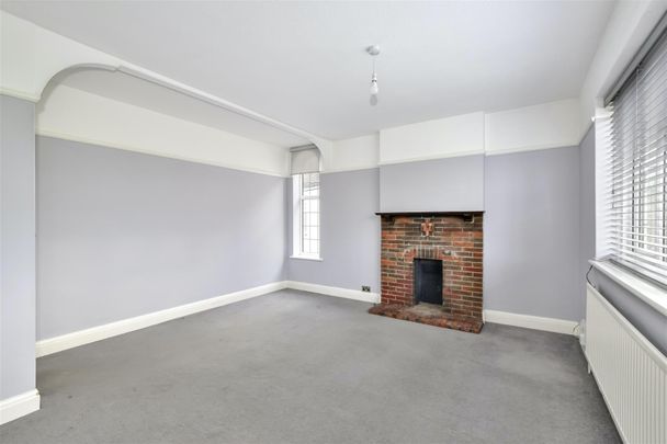 3 bed flat to rent in High Street, Chalfont St. Giles, HP8 - Photo 1