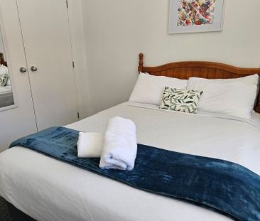 Walk to city centre, free-standing gully house - Photo 4