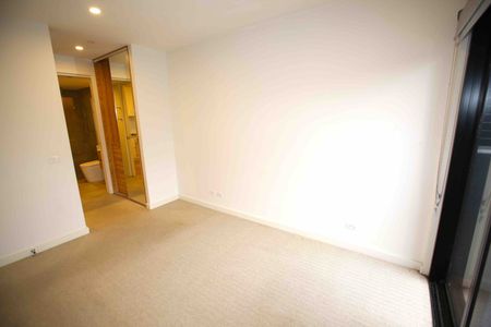 APPLICATION PENDING - Ground Floor Apartment with Large Private Courtyard - Photo 5