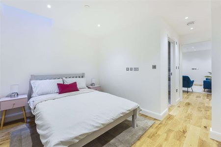 A superb refurbished four bedroom, four bathroom town house with roof terrace - Photo 3