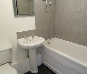 Terraced House to rent on - Photo 6