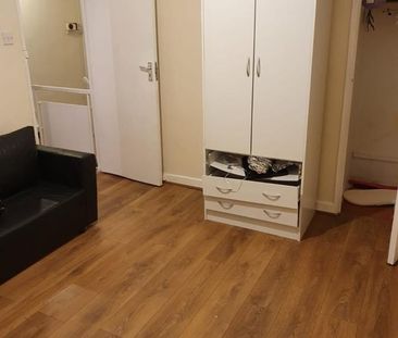 4 Bed Maisonette, Wilding House, E9 - Photo 5