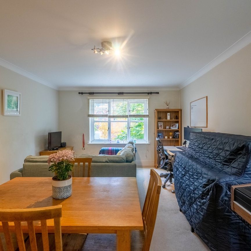 2 Bed Flat, Beaumont Court, SW19 - Photo 1