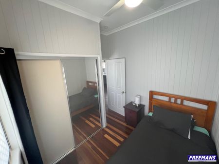 Lovely 3 Bedroom 2 Bathroom Furnished Home - Photo 5