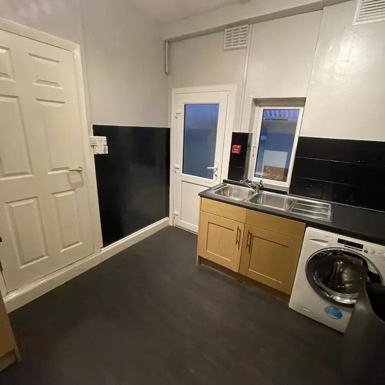 Holyhead Road Room 5, Coventry - Photo 1