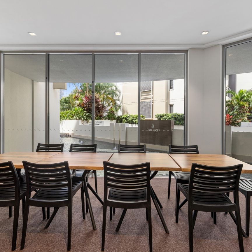 Freshly Updated 2-Bedroom, 2-Bathroom Apartment with Beautiful Pool & Garden Views. Just Moments from Surfers Paradise Beach! - Photo 1