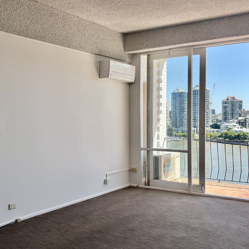 Riverside Living with Iconic Views - Photo 1