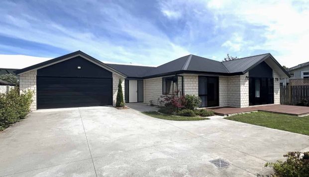 Stylish Living in Central Blenheim - Photo 1