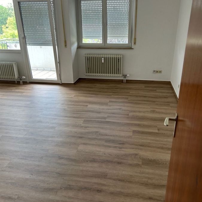 3‑Zim­mer-Woh­nung mit Bal­kon und sepa­ra­tem Tief­ga­ra­gen­stell­platz in Wein­gar­ten zur Miete - Foto 1