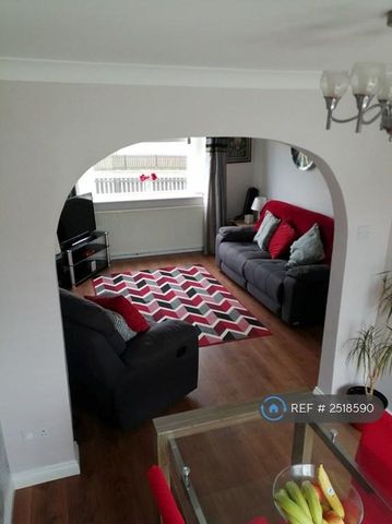 4 bedroom semi-detached house to rent - Photo 3