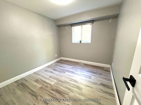 156 Mooregate Crescent #Lower - Photo 3